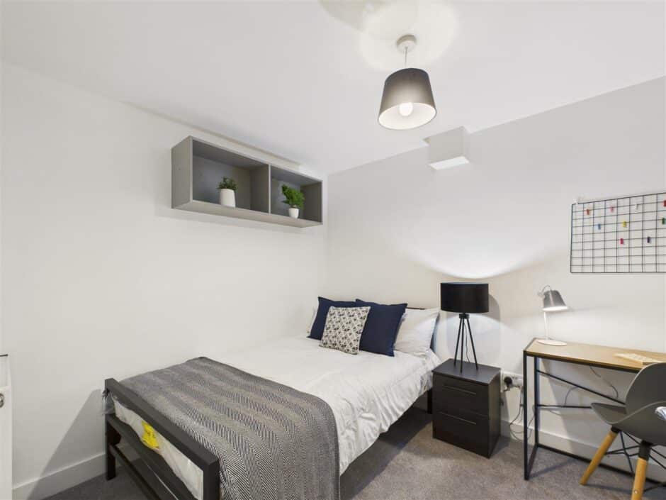 Flat 1A, Canal Bridge