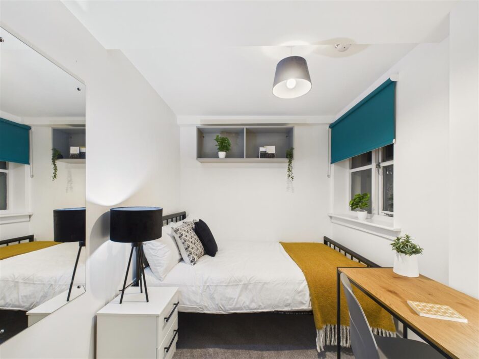 Flat 1A, Canal Bridge