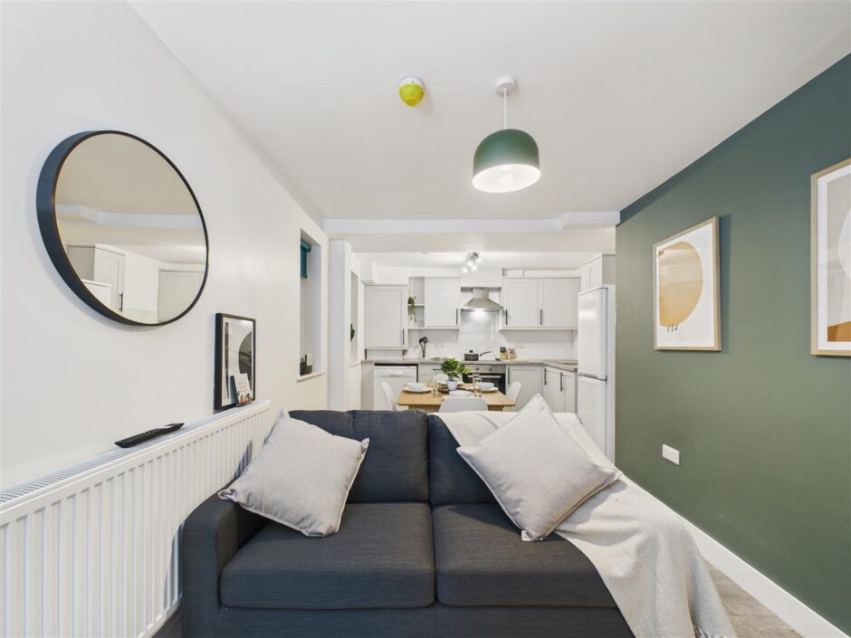 Flat 1A, Canal Bridge