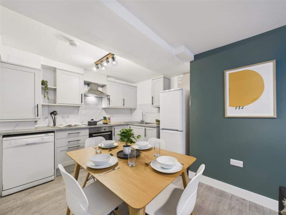 Flat 1A, Canal Bridge