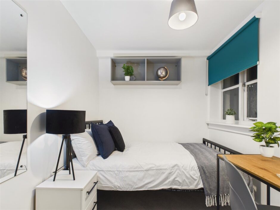 Flat 1A, Canal Bridge