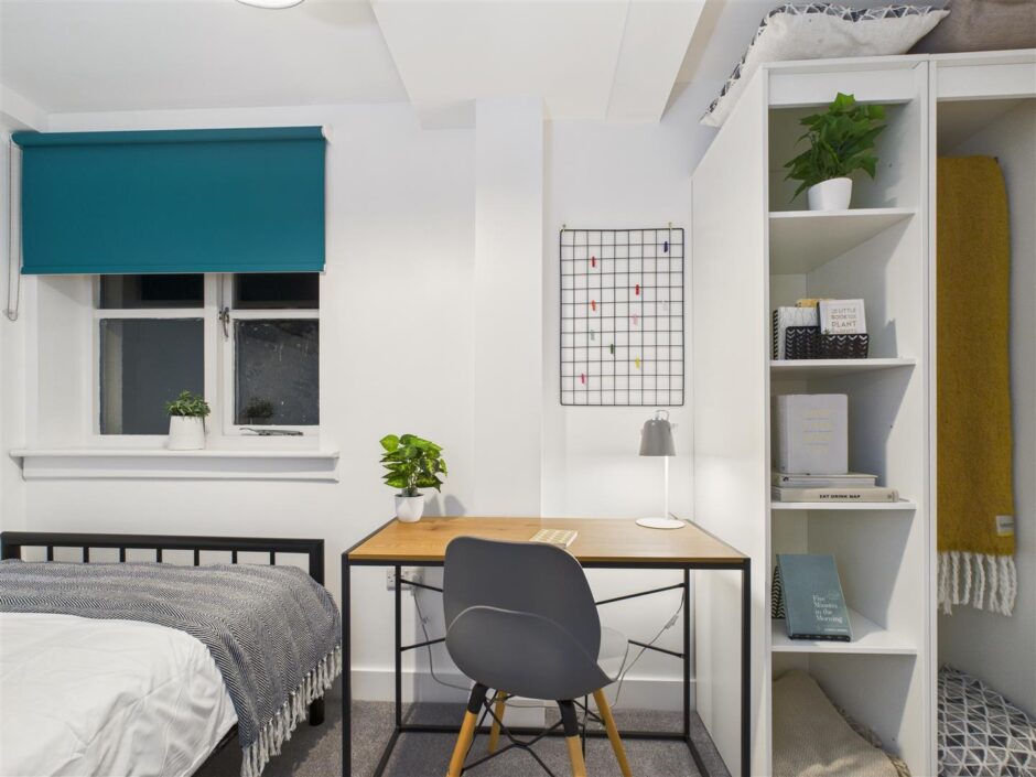 Flat 1A, Canal Bridge