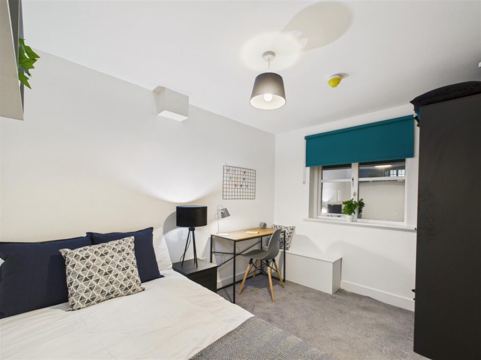 Flat 1A, Canal Bridge