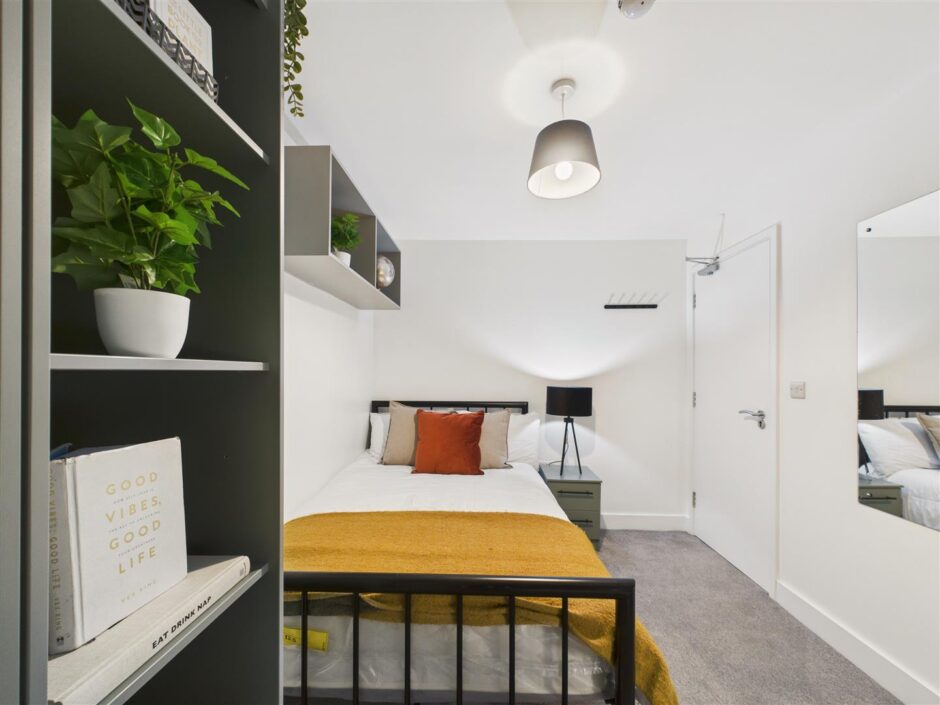 Flat 1A, Canal Bridge