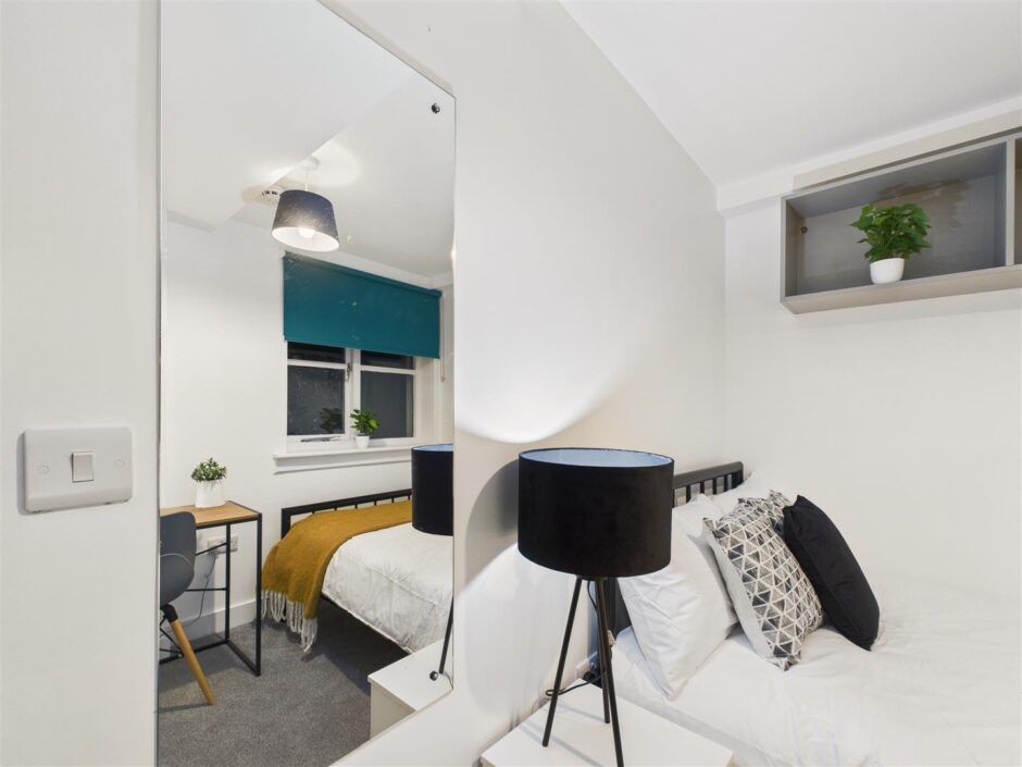 Flat 1A, Canal Bridge