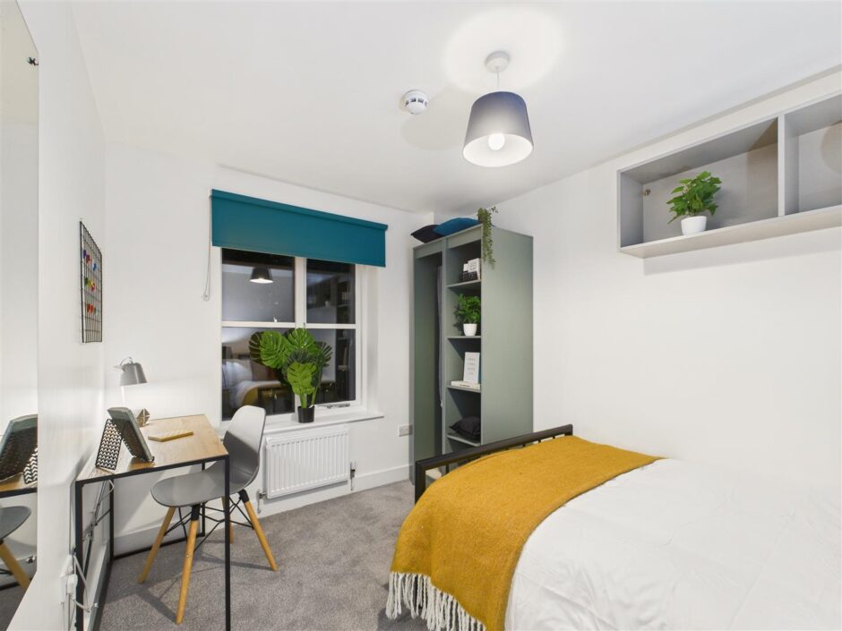 Flat 1A, Canal Bridge