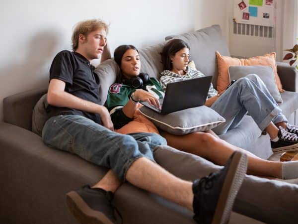 Latin American roommates using laptop - Buenos Aires - Argentino