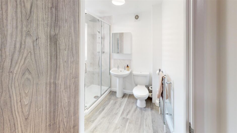 F3, 8 Piccadilly Place