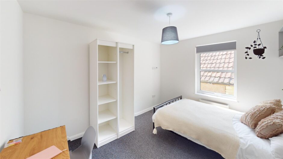 F3, 8 Piccadilly Place