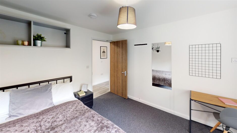 F3, 8 Piccadilly Place