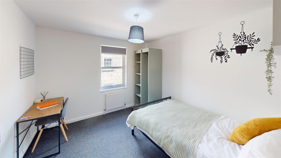 F3, 8 Piccadilly Place