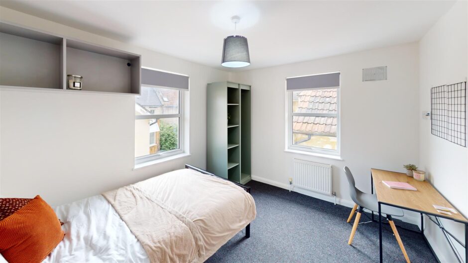 F3, 8 Piccadilly Place