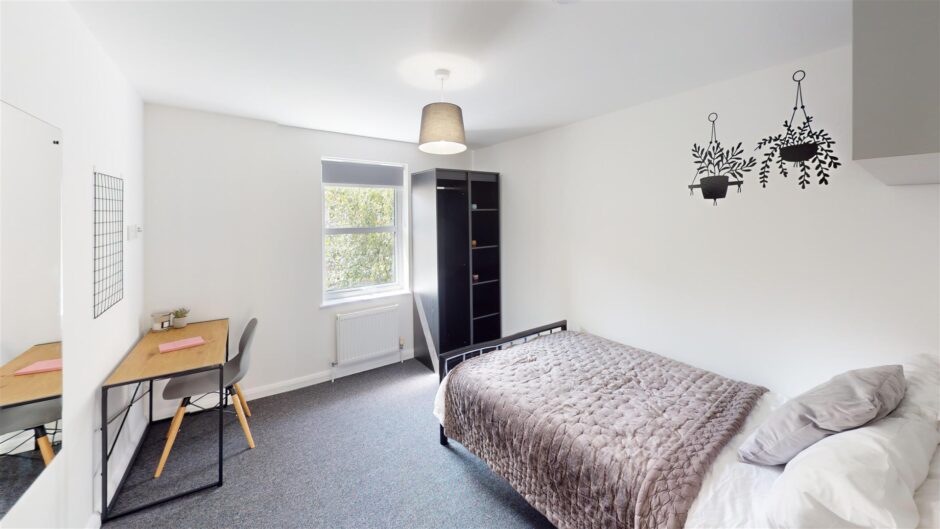 F3, 8 Piccadilly Place