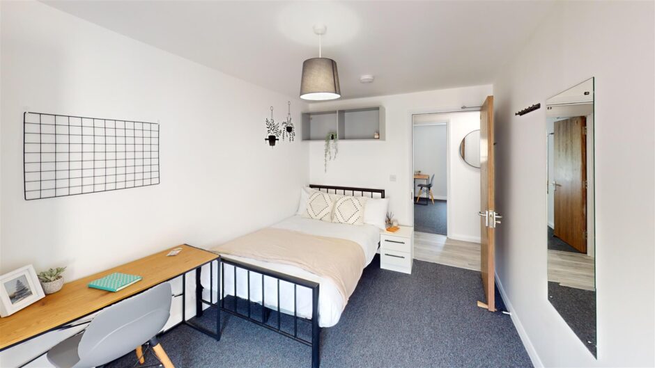 F3, 8 Piccadilly Place